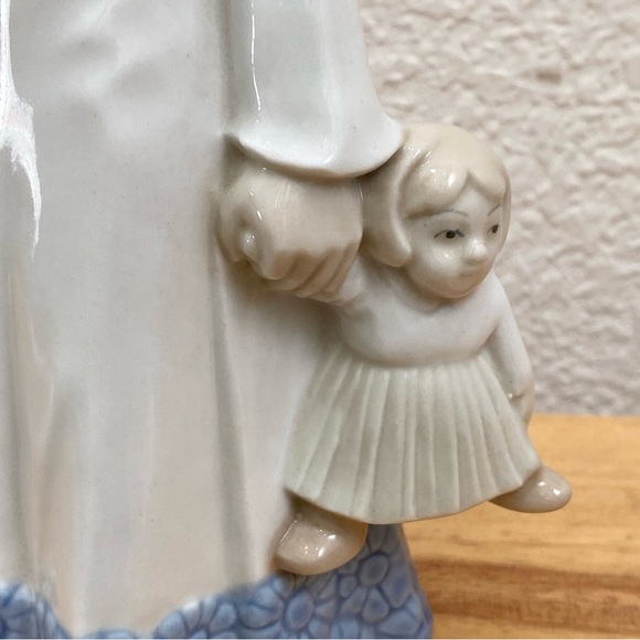 Vintage D’ART S.A. Blue/White Porcelain Sleepy Girl Holding Teddy Bear Figurine - Picture 7 of 15